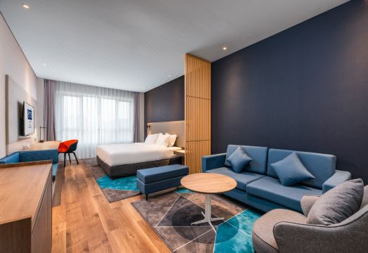 4. 홀리데이 인 익..