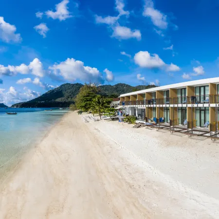 Blue Tao Beach Hotel Отели рядом с достопримечательностью «Дайвинг-центр Goodtime Adventures»