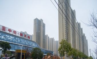 Metropolis Hotel (Qianjiang High-speed Railway Station Lobster City Branch)