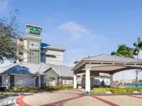 La Quinta Inn & Suites by Wyndham Ft. Lauderdale Airport Hotels near Hollywood