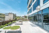 It's reported that you have a home stay on the rooftop