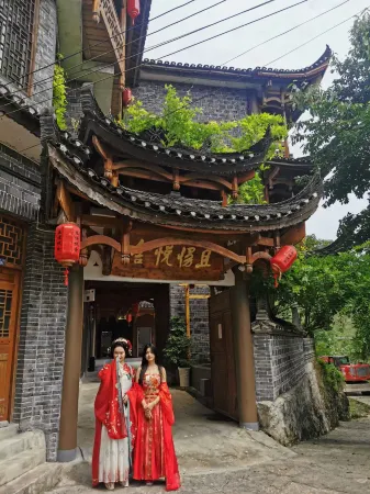 Furong Town and Slow Yueshe (Lotus Pool Shop) Отели рядом с достопримечательностью «Furongzhen Jingqu-Wang Cungu Street»