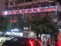 Chunjiang Business Hotel (Zhongxian Bus Terminal Shop) - con vista montagne