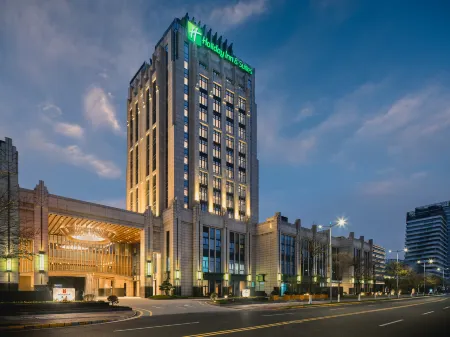 Holiday Inn & Suites KUNSHAN HUAQIAO Отели рядом с достопримечательностью «Qiandeng Ancient Town»
