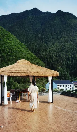 Yunti Xiaozhu·Chinese log wind view m Отели рядом с достопримечательностью «Fenghuangshan Forest Park»