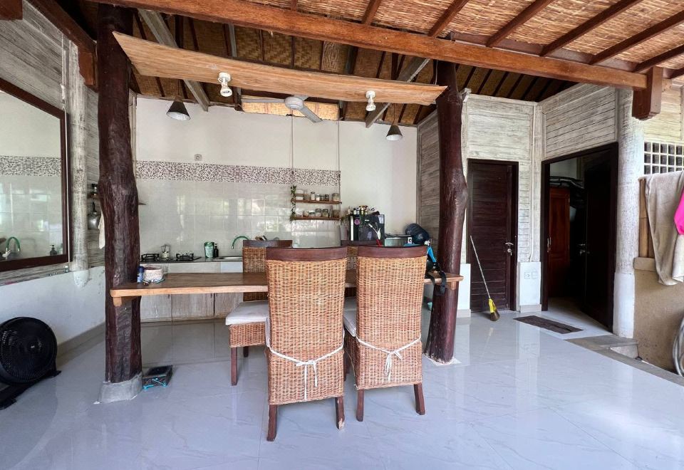 그린 빌라 렘봉간 바이 ABM의 수영장 및 휴식 공간