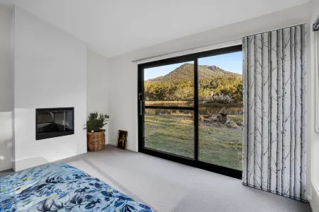 Quamby Bluff Lake House, Deloraine, Tasmania Отели в г. Докторс Пойнт