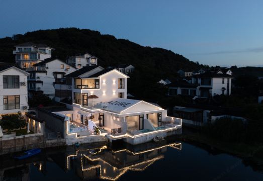 Suzhou AZURE Villa 수영장과 호수 전망