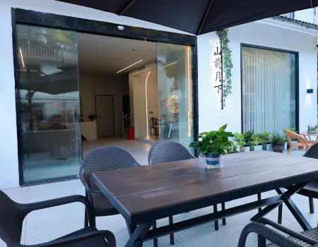 In front of Mount Sanqing Hill Отели рядом с достопримечательностью «West Coast Scenic Area»