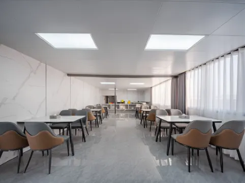 Yaman International Hotel (Yiwu Inter national Home City Store) Отели рядом с достопримечательностью «Qiyi Agriculture Ecological Garden»