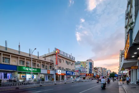 Dragon Star Hotel (Jincheng Central Pedestrian Street Store) Отели рядом с достопримечательностью «Wucai Tuanyuan Farmers Festival»