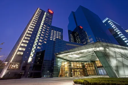 Sheraton Grand Beijing Dongcheng Hotel Отели рядом с достопримечательностью «Beiding Niangniangmiao»