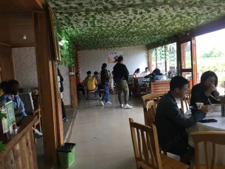 Caohai Hotel Отели рядом с достопримечательностью «Zouhun Bridge (Walking Marriage Bridge)»