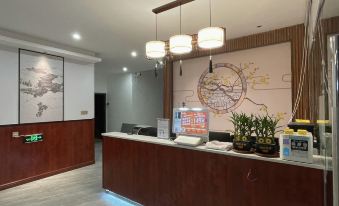 Moon Island Light Luxury Homestay (Haikou University of Economics)