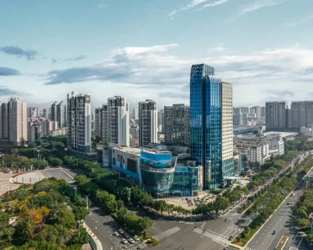 贑州グランド スカイライトインターナショナルホテル(萬象城南河古浮橋) 贛州のホテル