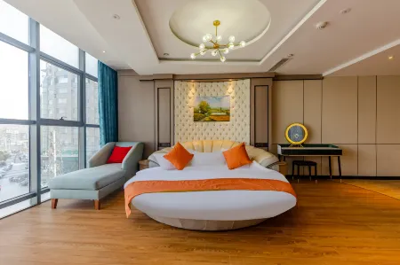 Elong R.YUN Hotel (Huainan No. 1 High School Wuyue Square)