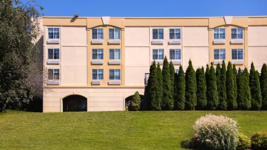 Baymont by Wyndham White Plains - Elmsford