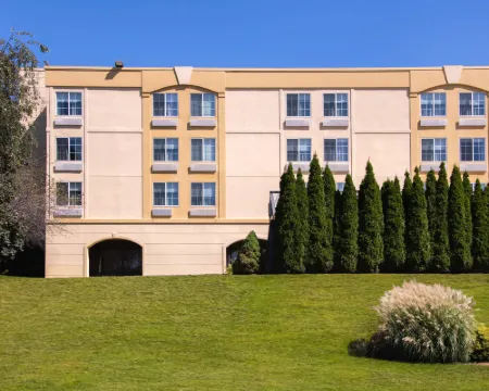 Baymont by Wyndham White Plains - Elmsford Hotels in Greenburgh