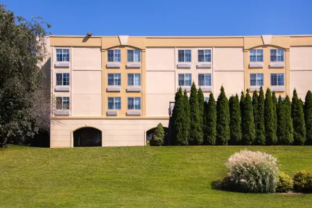 Baymont by Wyndham White Plains - Elmsford Отели в г. Территаун