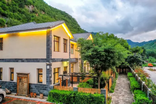 Floral Hotel ·Yesanpo Shiguang Mountain Hotel Hotels in Laishui County