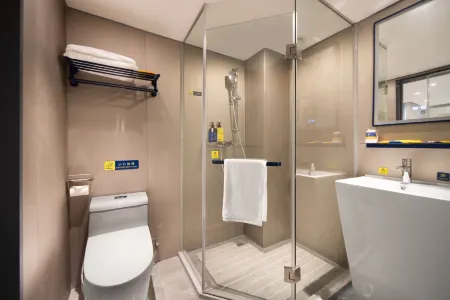 7Days Inn Hotel (Wuhan Simenkou Yellow Crane Tower Subway Station Yangtze River Bridge) Отели рядом с достопримечательностью «Wuhan Ferry Huanghelou Dock»