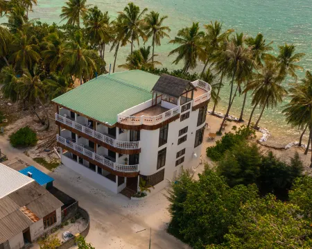 Heron Beach & Spa Отели рядом с достопримечательностью «Meeru Island Resort and Spa»