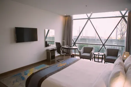 The Mira Central Park Hotel Отели рядом с достопримечательностью «Nhà thờ Phêro-Gx Tân mai»