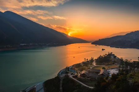 overnight in wushan Отели рядом с достопримечательностью «Daning River Ancient Plank Road Relic Site»