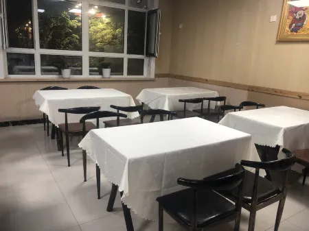 Qianguo Yifeng Hotel