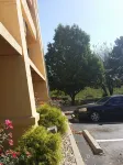 Norwood Inn & Suites Indianapolis - parking