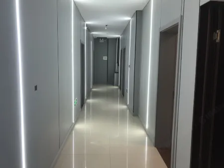 Crystal Hotel (People's Hospital) Отели рядом с достопримечательностью «Гора Куньцзянь»