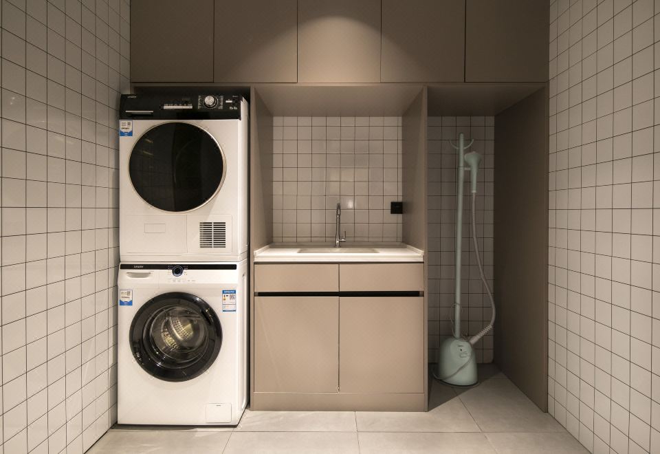 포시즌스 호텔의 아늑한 객실 창문