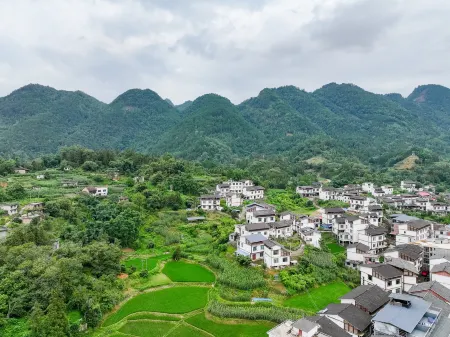 Qisu·Lajia Yao enthnic Themed Homestays in Libo Отели в г. Либо