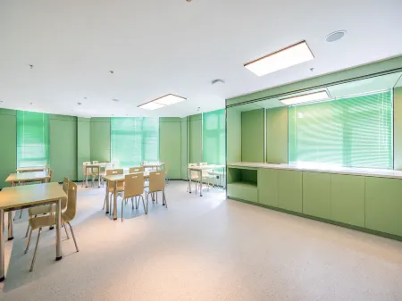 HAIYOUJIUDIAN（LANZHOUXINQUZHONGCHUANGJICHANGDIAN） Отели рядом с достопримечательностью «Gansu University of Political Science and Law Lanzhou New Area New Campus»