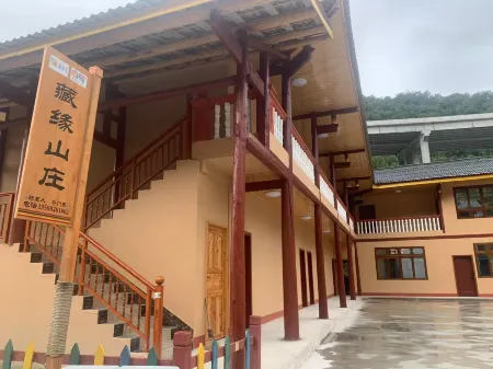 Cangyuan Mountain Villa Отели рядом с достопримечательностью «Baimazhai Village»