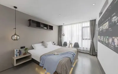 Qiyue Luxury 8K Projection Homestay (Guangxi University 33rd Middle School Subway Station) Hôtels à proximité de : Guangxi University Students' Working Department (Office)