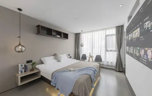 Qiyue Luxury 8K Projection Homestay (Guangxi University 33rd Middle School Subway Station)