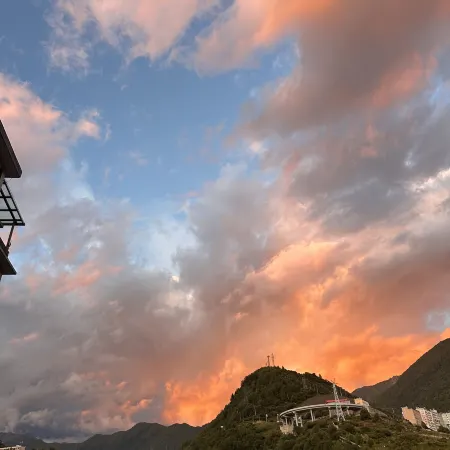 Ten miles of mountains and rivers light luxury B&B (Siguniang Mountain)