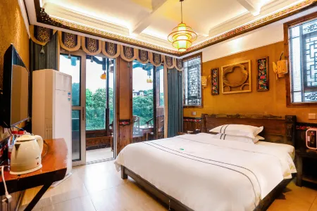 Hua Qianshu Inn (Furong Town Da Waterfall Branch)