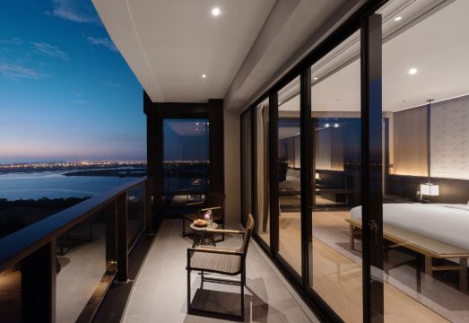 1. 크라운 플라자 ..