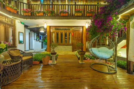 Just to wait for your chain inn (Lijiang Ancient City Wuyi Street Store) Отели рядом с достопримечательностью «Huama Street»