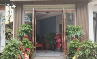 Lixian Xinyi Hotel - Housity