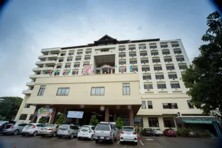 Phrae Nakara Hotel Отели в г. Пхрэ