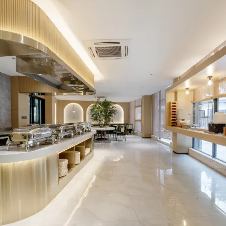 ELong Xicheng International Hotel(Haiya Colorful City Tongle South Subway Station Store） Отели рядом с достопримечательностью «Театр Хайя»