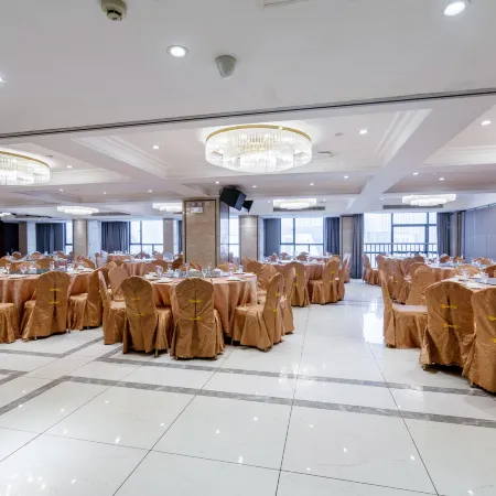 Huzhou Wells Hotel (Zhili Wuyue Plaza China Children's Wear City)