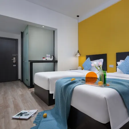 Mengjing Rainbow Hotel (Kunming Station Huancheng South Road Subway Station)