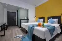 Mengjing Rainbow Hotel (Kunming Station Huancheng South Road Subway Station)