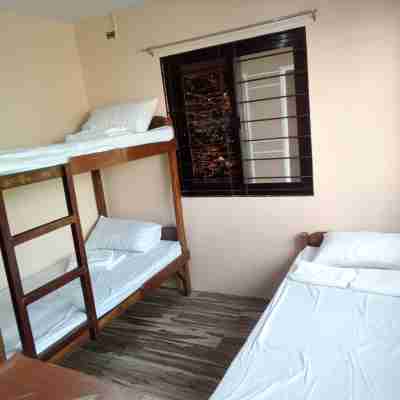 RedDoorz @ JJ and Kaye Apartment Rooms
