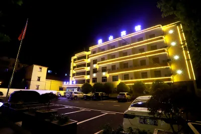 Suixian Hongshan Hotel Hotels near Golden Peak Temple, Dahong Mountain