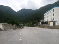 Muli Yinfeng Hotel - Bãi đậu xe
